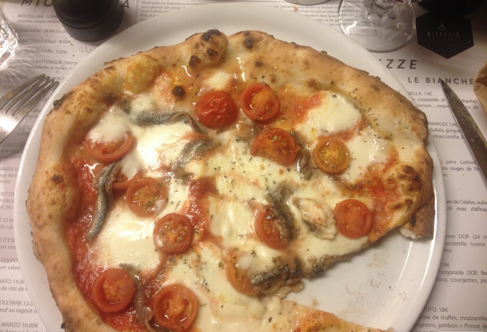Une pizze napolitaine, fior di latte et tomates cerises.